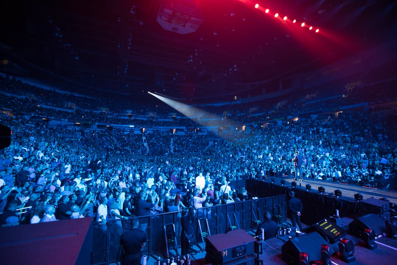 El público se puso de pie para celebrar el arranque de esta gira de conciertos tan esperada.