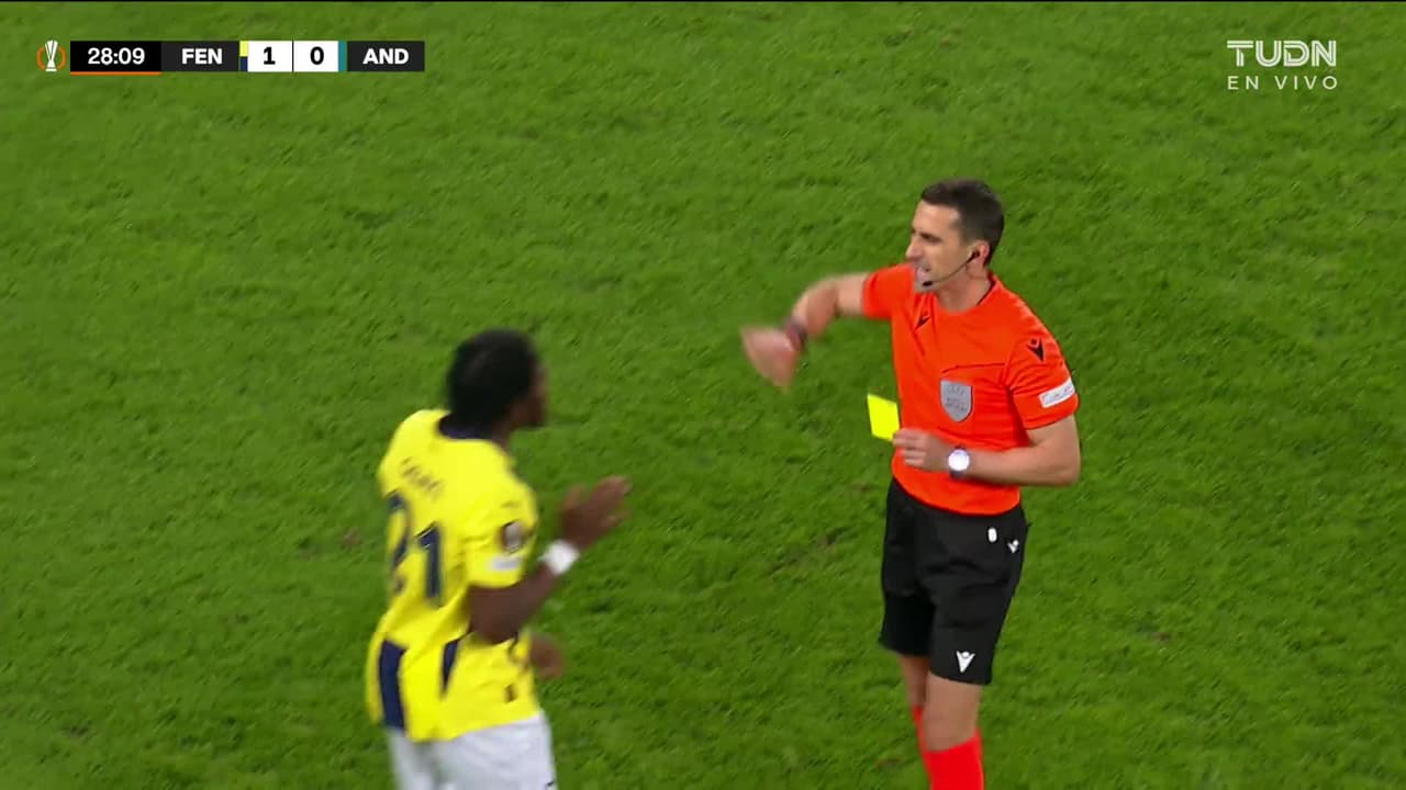 Lamentable: Osayi da codazo en la cara al Chino Huerta y ya hay pique