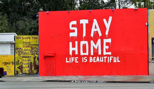 Otro mural en Los Ángeles recomienda "Stay home, life is beautiful", "Quédate en casa, la vida es bella".
<br>
<br>