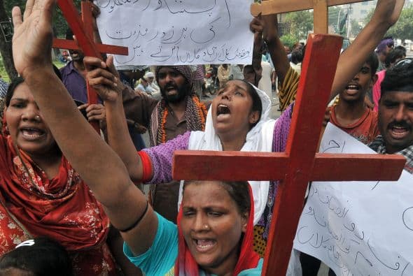 Pakistán amaneció conmocionado por la peor matanza cometida por los talibanes contra la comunidad cristiana, que costó la vida a más de ochenta personas y pone en jaque la estrategia de diálogo del Gobierno con los radicales. El último recuento ha elevado a 82 el número de fallecidos, que aún puede subir dado el estado crítico de varios de los más de 140 heridos ingresados en hospitales de la localidad noroccidental de Pesháwar, en una de cuyas iglesias se produjo la masacre. "No teníamos palabras ante el horror que teníamos delante", explicó hoy a Efe el director de la Liga Interconfesional de Pakistán (APIL), el cristiano Sayid Ishaq, quien visitó ayer junto a diversas autoridades regionales a las víctimas hospitalizadas. "No es solo un atentado contra nuestra minoría, sino también contra la humanidad de este país", dijo Ishaq, quien calificó la situación tras el ataque "como la peor sufrida hasta ahora por los cristianos paquistaníes".