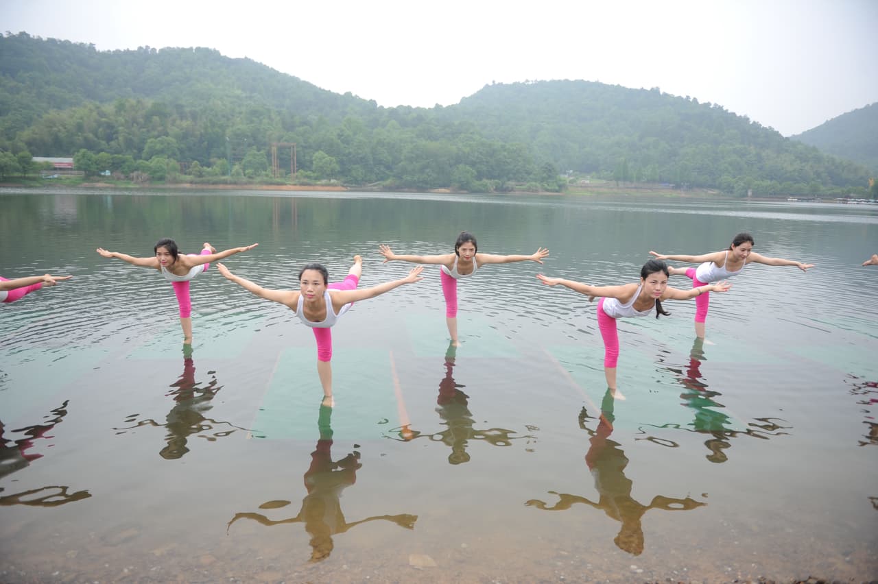 Entrenadoras de yoga se reunieron en el lago de la ciudad de Changsha en China.