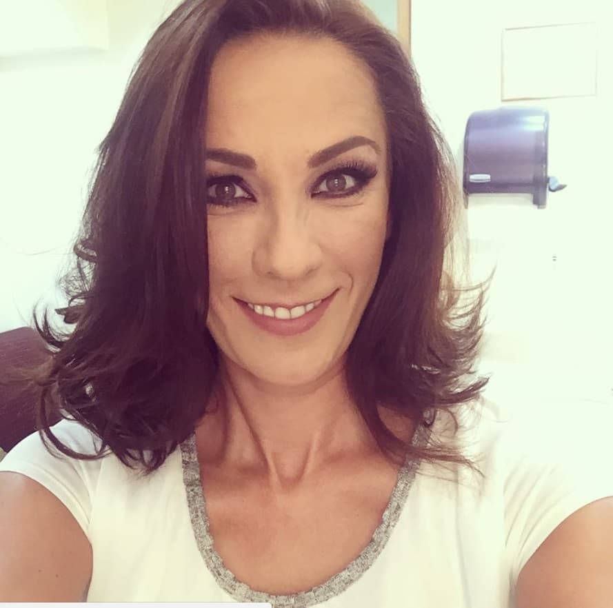 Por lo mismo, Consuelo Duval realiza visitas periódicas al neurólogo para monitorear esta enfermedad, sobre todo porque constantemente se enfrenta a cámaras de fotos y video y estar demasiado expuesta, puede detonarle ataques de severa migraña que pueden dejarla postrada por horas hasta que se recupera.