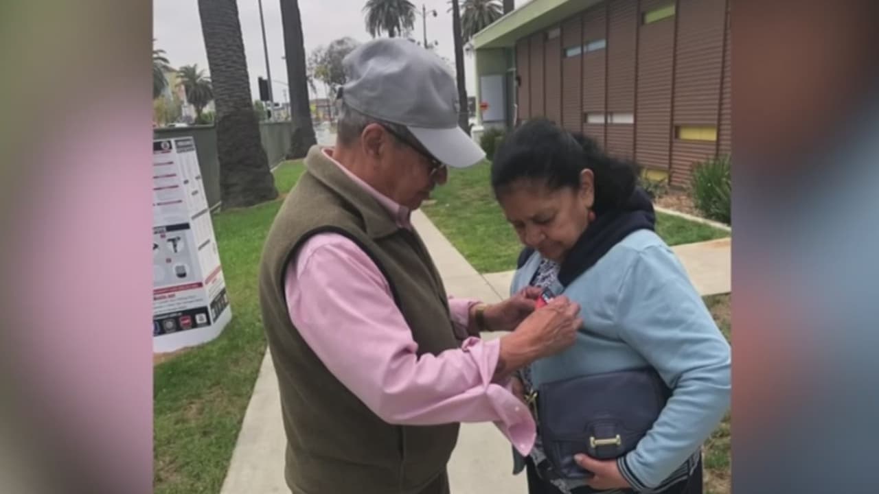 Hace 20 años estos salvadoreños compraron la casa con todos sus ahorros. El señor perdió el control de la hipoteca tras caer en una cama por el cáncer y la mujer sufre de Alzheimer. El abogado del ahora dueño de la casa insiste en el desalojo en medio de la moratoria otorgada por pandemia.