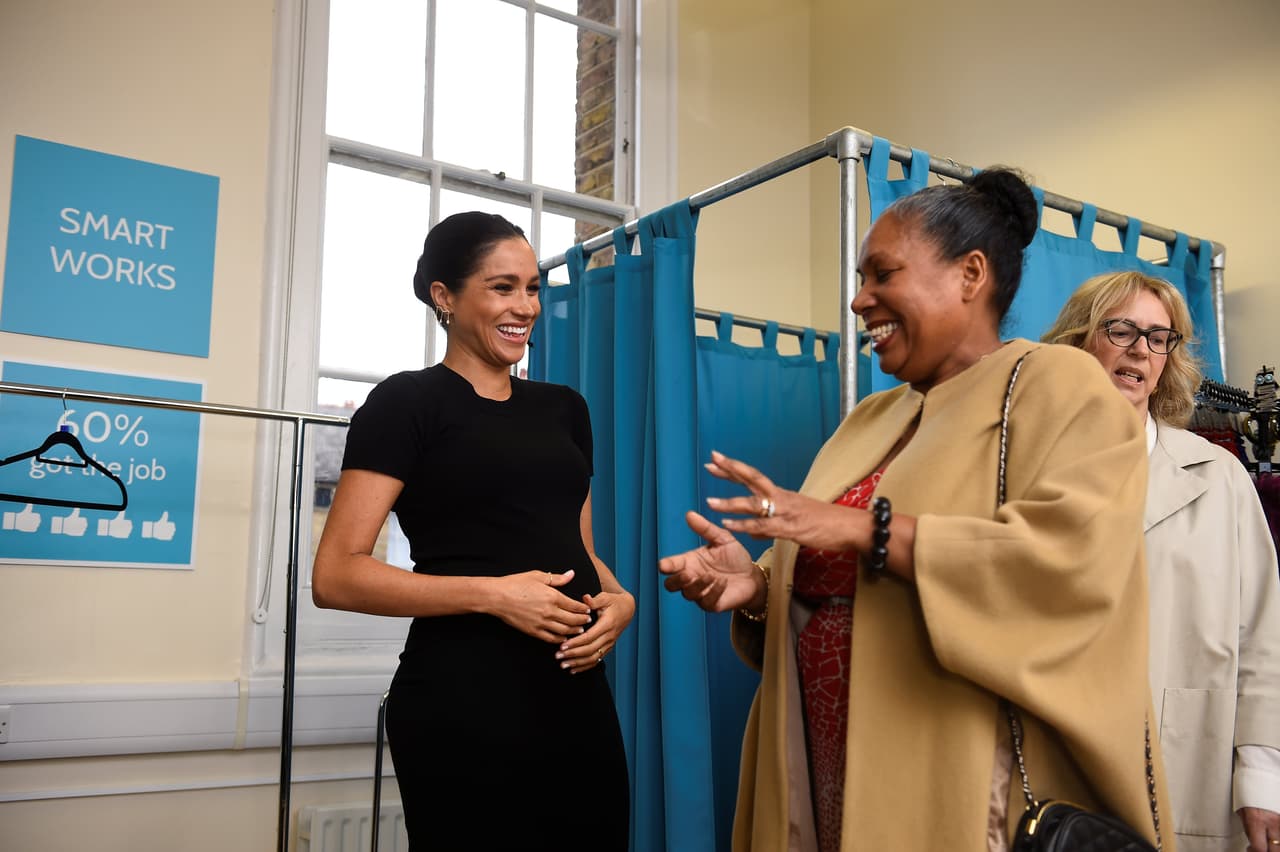 Meghan, de 37 años, llegó sin el príncipe Harry ni la reina Isabel al evento. Les dijo a las mujeres que la esperaban: “Estoy muy feliz de estar aquí”.