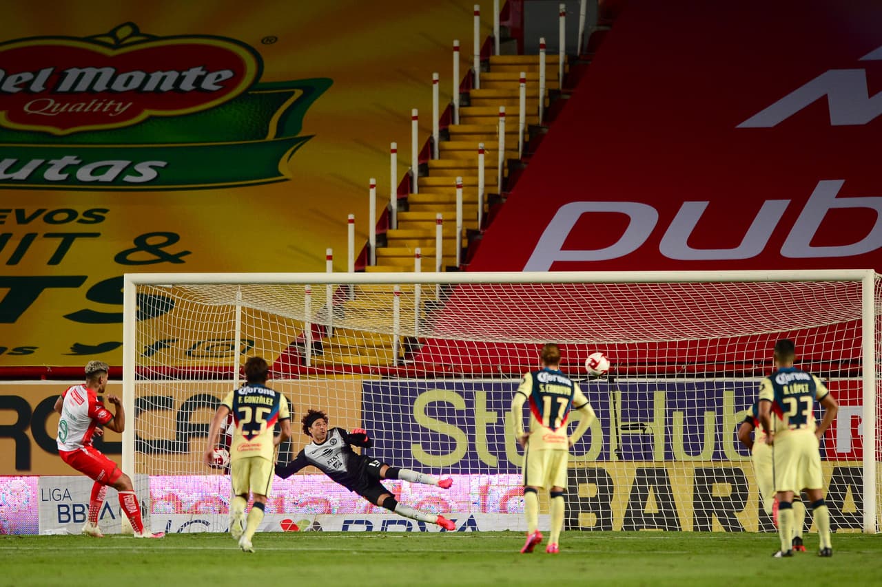 Arrancando el segundo tiempo, luego de revisar en el VAR una polémica jugada en el área del América, el árbitro marcó la pena máxima.