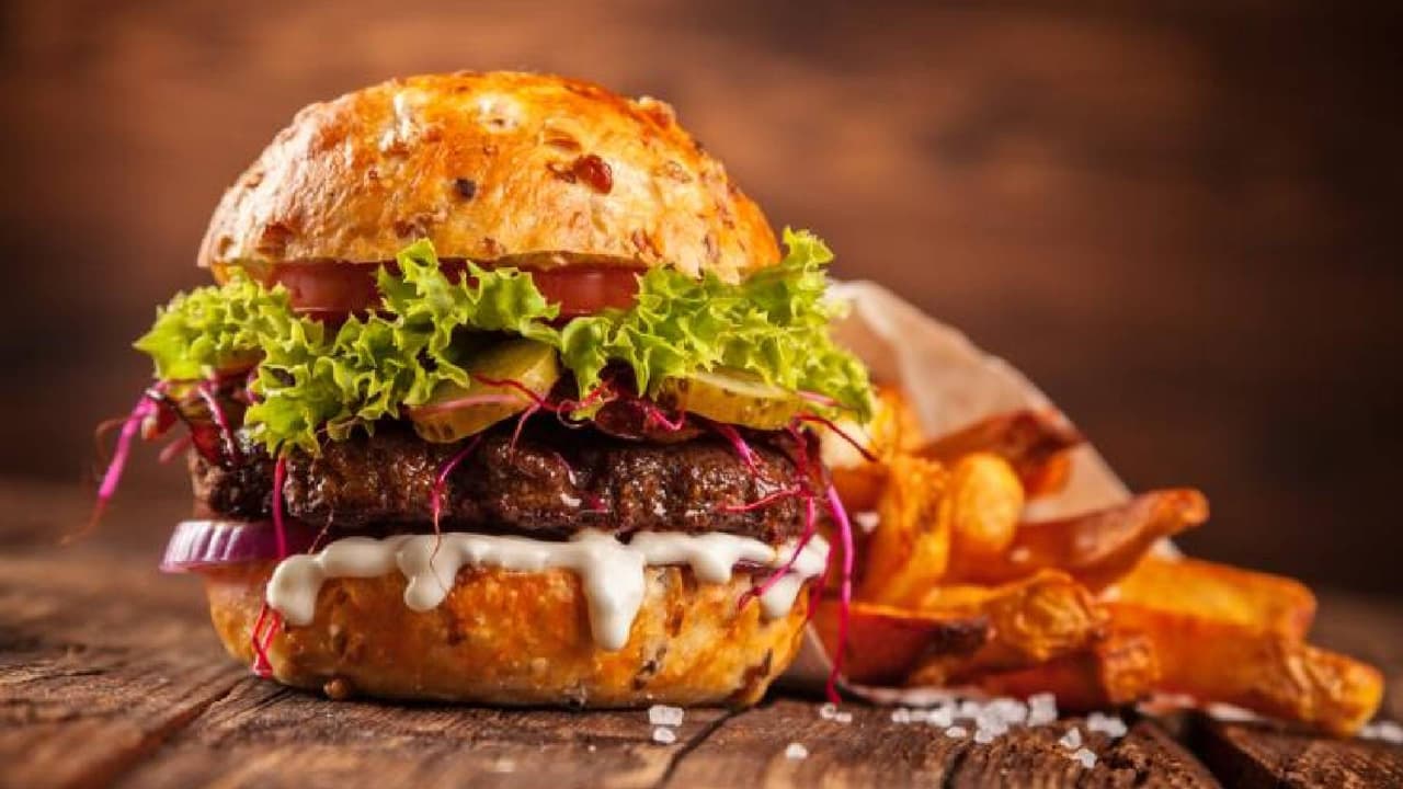 <b>Grasas y azúcares</b>
<br>Los alimentos ricos en azúcares añadidos y altos en grasas as tardan mucho más en digerirse, lo que aumenta la temperatura corporal.
<br>
<br>Además, aportan proteínas y calorías que pueden favorecer la deshidratación, por lo que es mejor evitarla durante la época de calor.