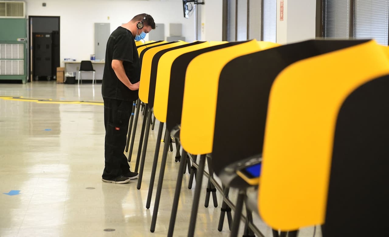 Los centros de votación, que están distribuidos en escuelas, iglesias, coliseos, entre otros lugares, están ubicados en cientos de puntos del condado de Los Ángeles.