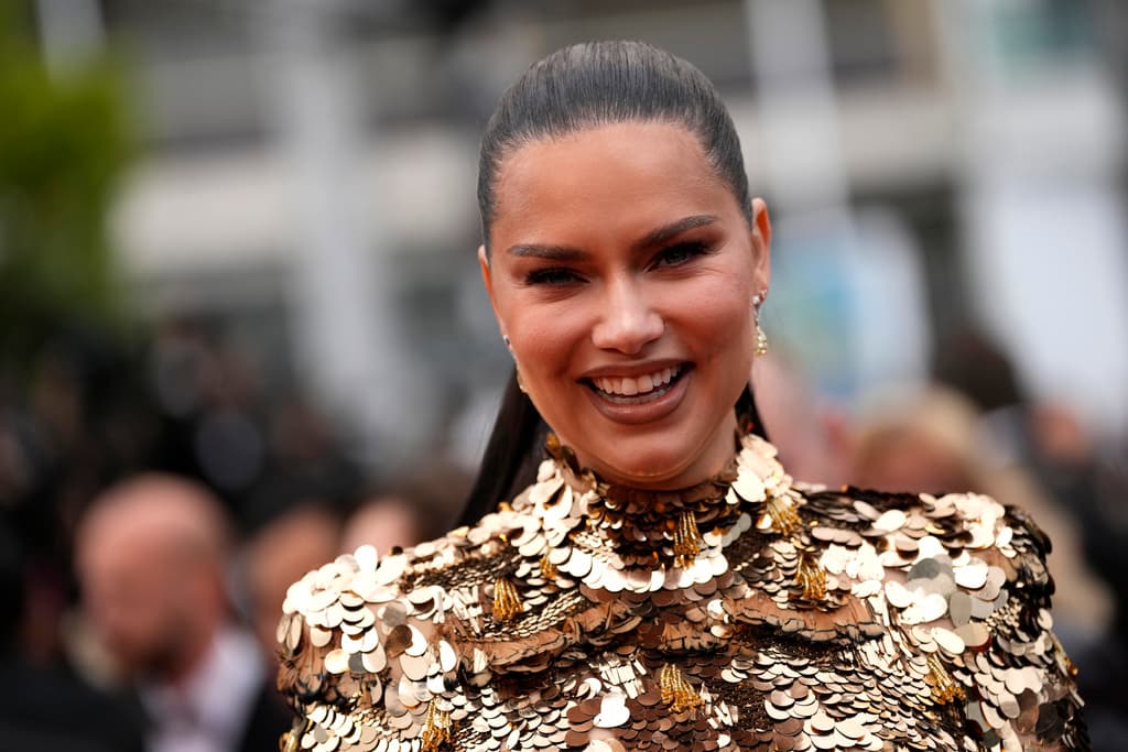 <b>Adriana Lima </b>es una de las modelos más reconocidas en el mundo. Fue parte de los
<b> Ángeles de Victoria Secret </b>desde 1999 hasta 2018 y ha acumulado
<b> $95 millones en fortuna</b>. También será vecina de Jeff Bezos.