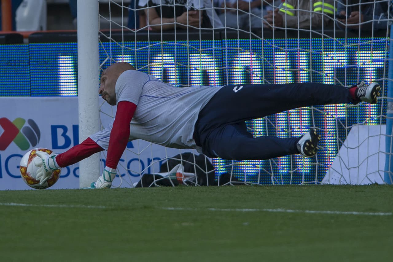 E incluso, hasta hace no mucho, Óscar Pérez demostró que el tiempo no pasaba por él, seguía mostrando reflejos, elasticidad y facultades, pero el Conejo ha bajado el telón y será recordado por largo tiempo al anunciar su retiro del fútbol profesional.