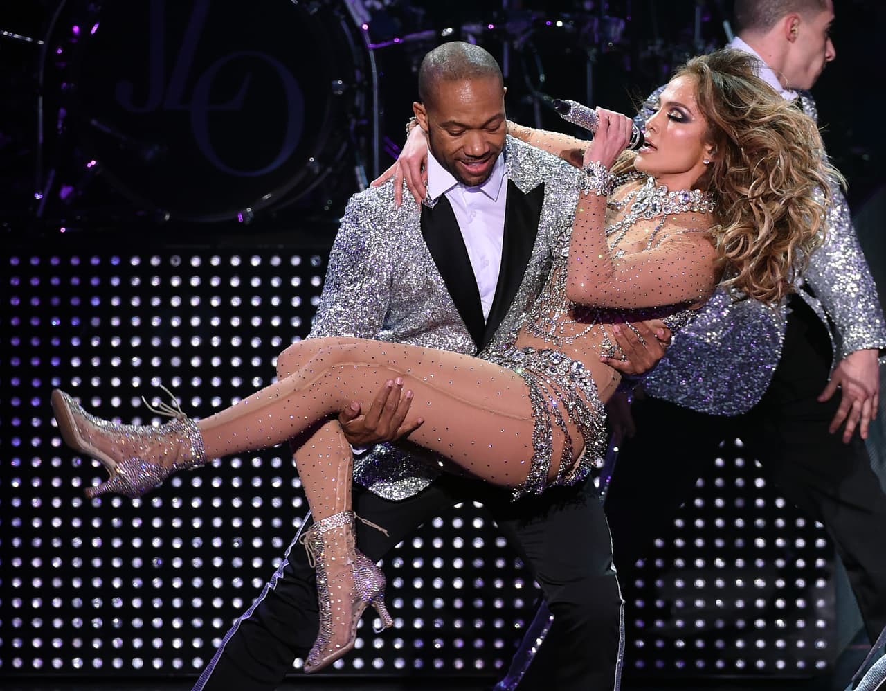 Jennifer Lopez no terminó ni su primer fin de semana en Las Vegas ¡Y ya rompió el traje!