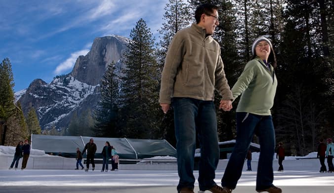 La pista de hielo Curry Village, ubicada en el sector de Yosemite Valley, es una sana entretención para toda la familia. Durante dos horas puedes patinar y admirar al mismo tiempo las bellezas de la naturaleza. Los adultos pagan $11, los niños, $9.50, y el par de 'skaters' para rentar, por si no tienes, cuesta $4.50.