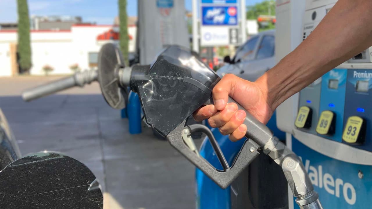 Según la agencia AAA Texas Weekend Gas Watch, el precio actual del galón de combustible regular sin plomo es seis centavos menos que la semana anterior.