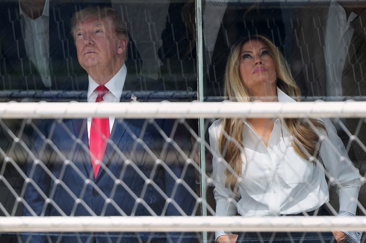 El presidente Donald Trump y la primera dama Melania Trump en su palco asisten a la carrera de autos IndyCar Freedom 250 Grand Prix.
<br>
<br>
<br>Las festividades del domingo también fueron la última oportunidad para que Trump se deleitara con la forma en que está dejando su huella en la capital del país, incluyendo grandes pancartas con su rostro en edificios gubernamentales, la construcción de un enorme salón de baile en la Casa Blanca, una Oficina Oval adornada con oro y reparaciones chapuceras en el estanque reflectante del Monumento a Lincoln.