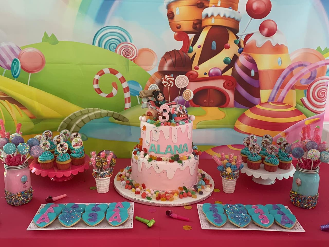 La periodista hondureña celebró en casa los primeros tres años de vida de su niña con una bonita fiesta donde predominó el color rosa y los personajes favoritos de Alana.