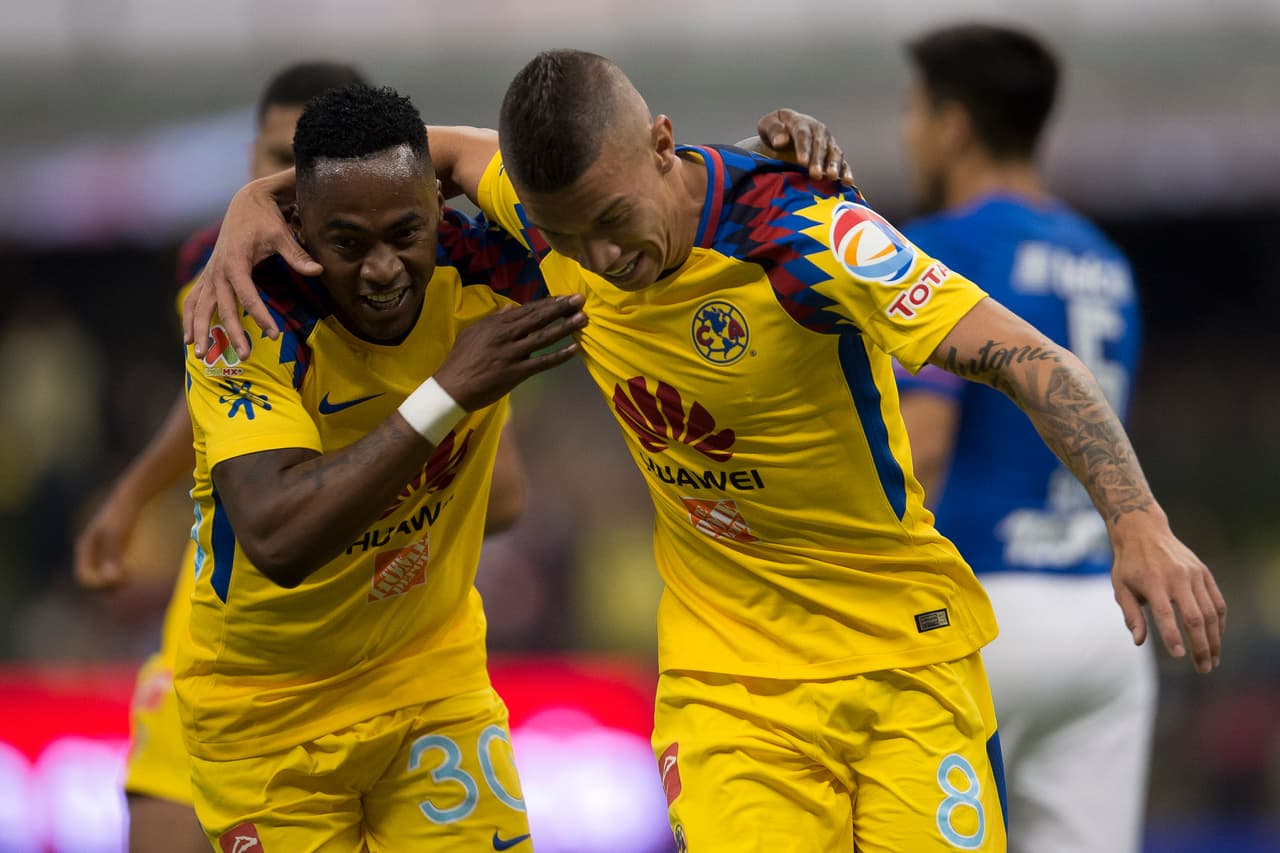 Tras un rebote, el colombiano metió un potente disparo que dejó sin posibilidades a 'Chuy' Corona.