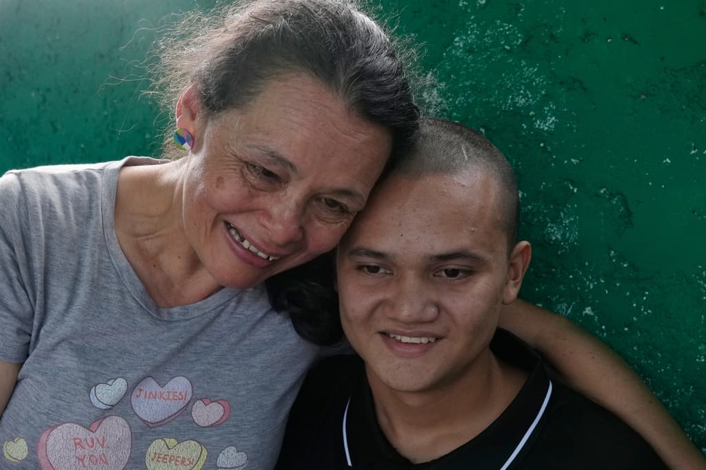 Un familiar abraza a Diógenes Angulo tras su salida de prisión en San Francisco de Yare, Venezuela, el sábado 10 de enero de 2026. Angulo había sido detenido dos días antes de las elecciones presidenciales de 2024.