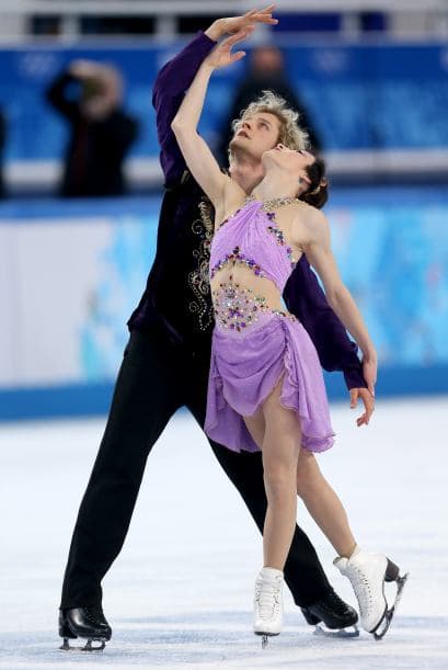 Meryl Davis y Charlie White se han proclamado hoy campeones olímpicos de danza de patinaje artístico en Sochi 2014, una vez disputado el programa libre en el que mantuvieron el liderato que el domingo alcanzaron en el corto. Davis y White, primera pareja de EEUU en ganar un Mundial y que llegaron a Sochi como subcampeones olímpicos, se impusieron en el Palacio Iceberg con 195,52 puntos y un programa largo con música de 'Sherezade", de Nikolai Rimski-Korsakov. Superaron a los defensores del título, los canadienses Tessa Virtue y Scott Moir, que se colgaron la plata con 190,99. El bronce ha sido para la pareja rusa integrada por Elena Ilinykh y Nikita Kapsalapov, con 183,48. Meryl y White llevan 17 años patinando juntos.
