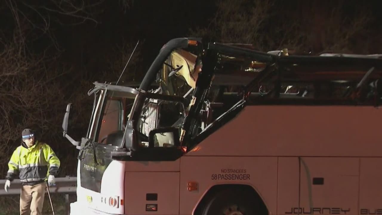 Un autobús pierde el techo al chocar contra un puente en Long Island y deja saldo de 43 personas heridas, la mayoría estudiantes
