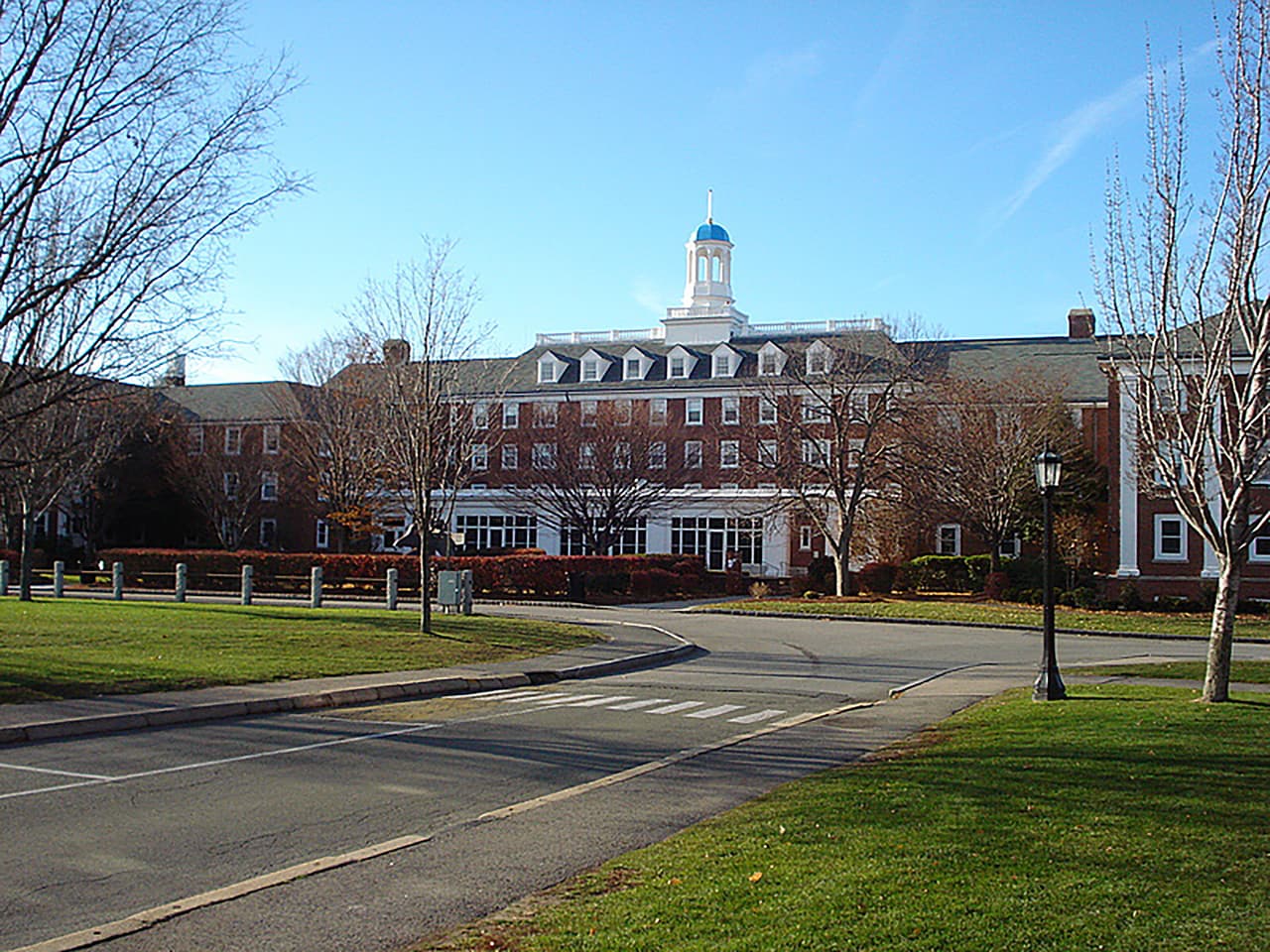<b>Puesto 28. Universidad de Tufts</b>
<br>
<br>Tasa de aceptación: 15%.
<br>
<br>Lugar: Somerville y Medford, Massachusetts.
<br>
<br>Esta institución forma parte de la Asociación de Universidades Estadounidenses. Este grupo es extremadamente selectivo y solo se aceptan las universidades de investigación de primer nivel en el país. Ofrece más de 90 programas de pregrado y 160 programas de posgrado.
<br>