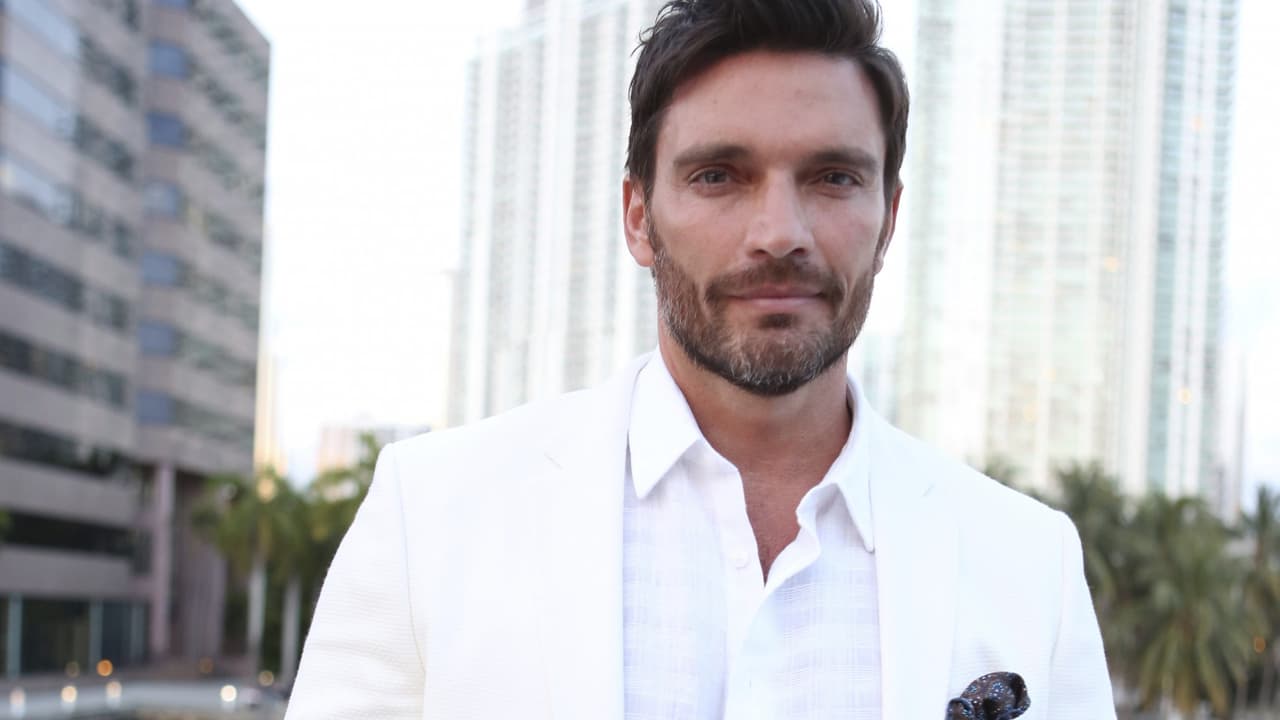 Julián Gil contra People en Español: te explicamos el pleito que ha estallado entre el artista y la revista