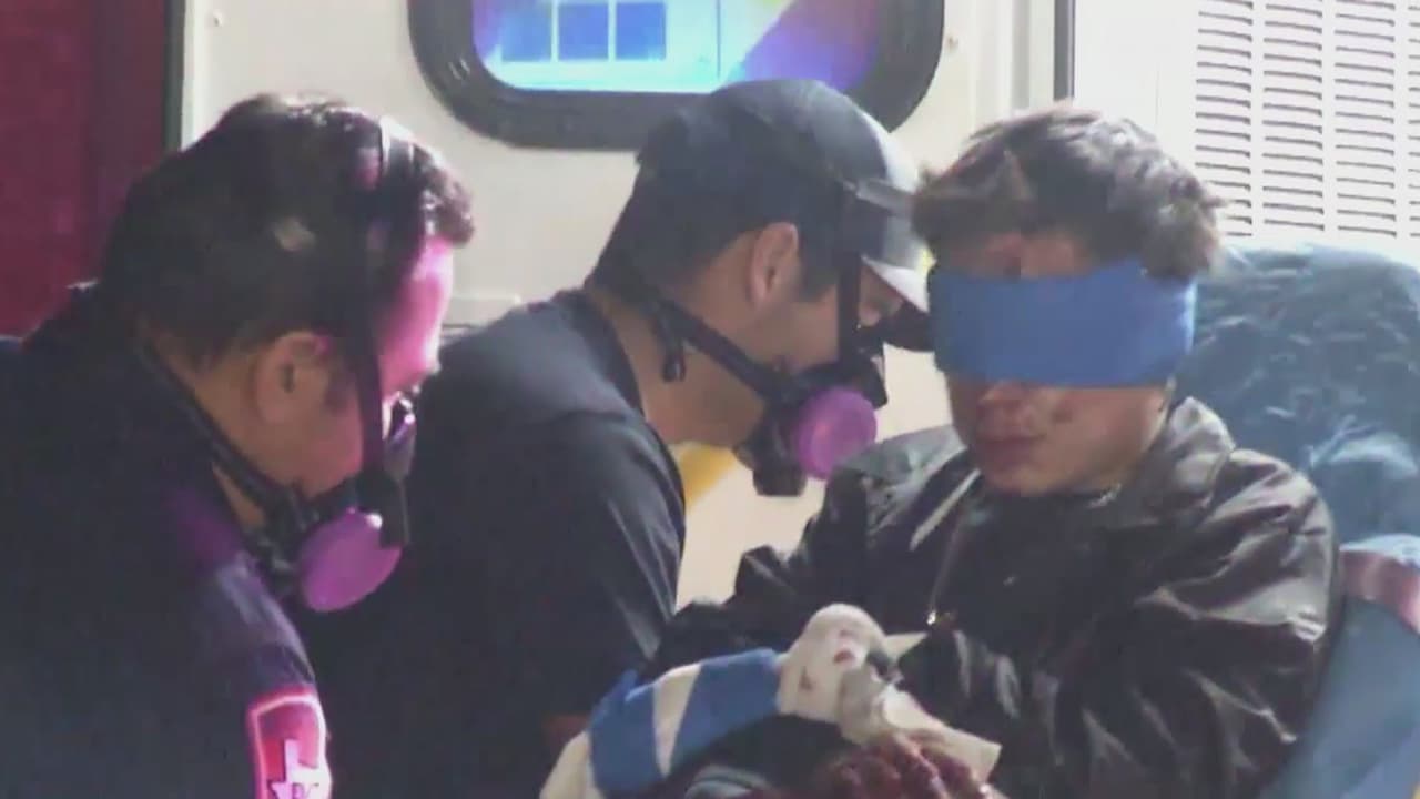 Dos jóvenes resultaron heridos por el uso de pirotecnia en una carrera de autos clandestina