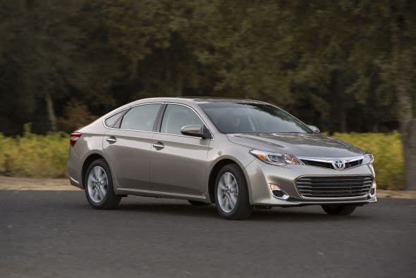 Autos Grandes Familiares: Toyota Avalon 2015- El Avalon es un modelo que tiene un diseño exterior elegante pero al que se le han agregado algunos rasgos deportivos. Asimismo, el interior cuenta con asientos tapizados en piel, superficies suaves al tacto y costuras francesa que le dan un especial conforte al habitáculo. Se vende con dos motorizaciones: un poderoso de 3.5 litros V6 le da al Avalon una impresionante potencia de 268hp y 248lb.-pie de torque y un híbrido que ofrece diferentes modos de conducción y una autonomía de 40 mpg.
