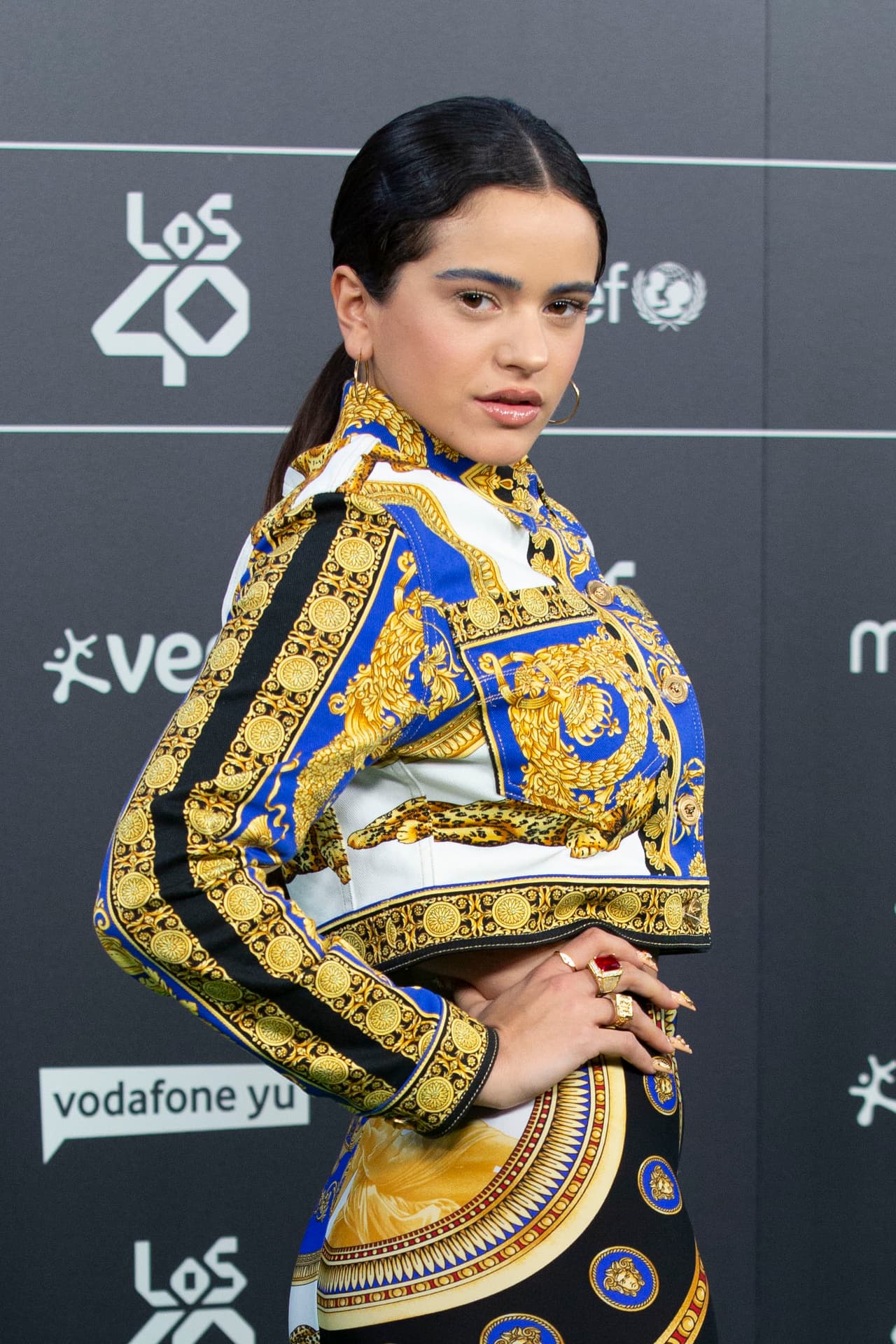 "Aquí todas las niñas tenemos tumbao. Aute cuture, todo regalado. Uñas de Dvine ya me las han copiado. Que te las clavo, niño, ten cuidado", dice la letra de la canción.