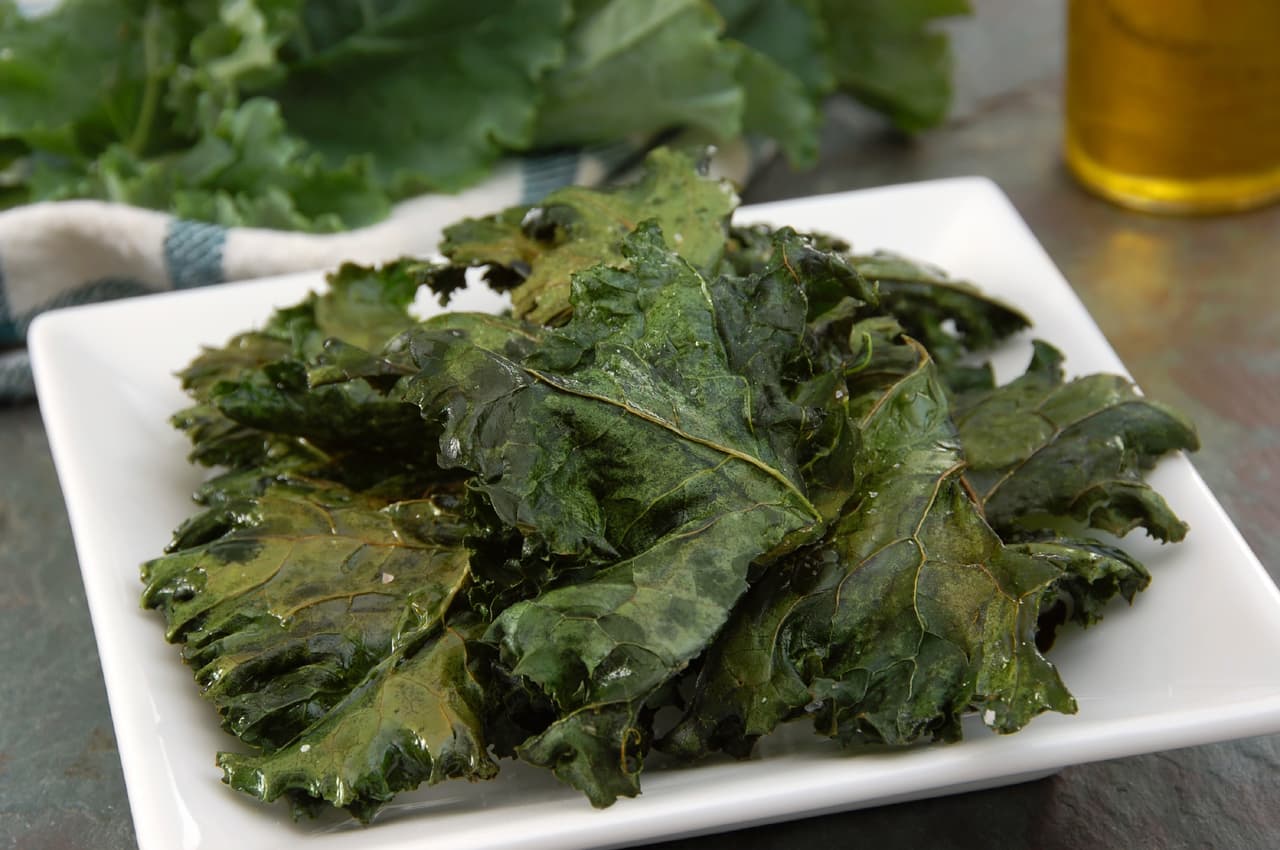 ‘Chips’ de col rizada. Aprovecha el ‘kale’, nutritivo vegetal de moda, con esta propuesta de Monika Sudakov, chef e instructora de cocina en Chestnut Street Inn, Carolina del Norte. Obtendrás un ‘appetizer’ delicioso y súper ‘light’.