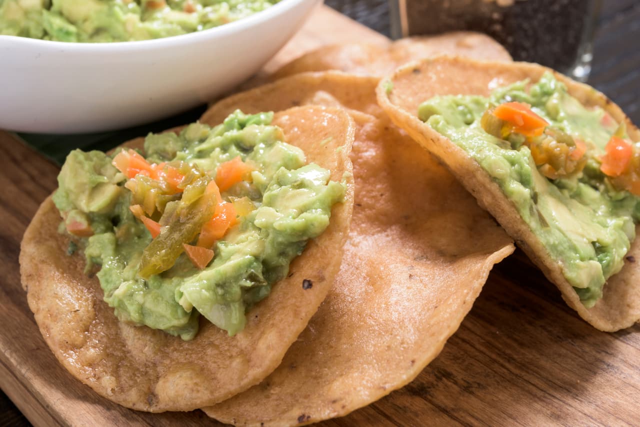 Tostadas de aguacate, tomate y queso. Si sueles sentir apetito a media mañana o por la tarde, al volver de la oficina, te encantará esta receta que mencionó la organización Avocados From Mexico. Cada tostada contiene unas 100 calorías, pero ten en cuenta que esto varía según el tamaño y tipo de pan.