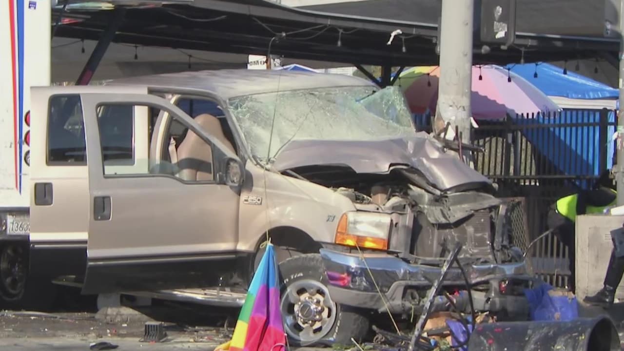 Sospechoso de robar auto termina chocado con puesto de frutas y flores en el sur de Los Ángeles