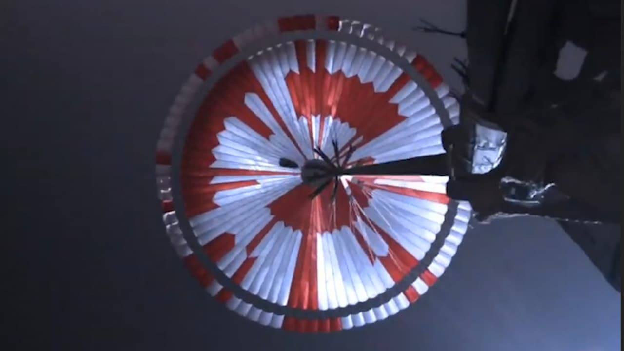 En video. Mandaron un mensaje secreto a Marte y la audiencia del ciberespacio lo descifró. La NASA envió el mensaje oculto en el paracaídas del Perseverance que llegó a Marte el 22 de febrero. Al público del ciberespacio le tomó seis horas descifrarlo.