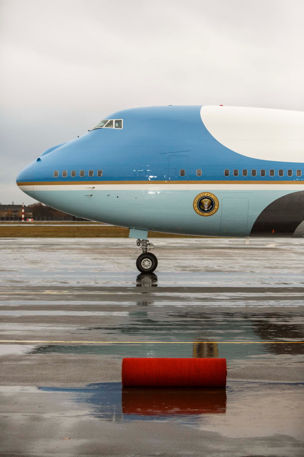 Por encima de la franja dorada que llega hasta la nariz del Air Force One, se pueden apreciar las ventanas al exterior del compartimento donde se encuentra la habitación suite presidencial. La misma está ubicada justo debajo de la cabina.