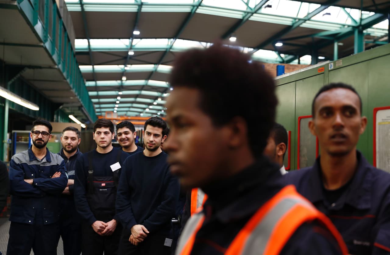 Algunas ciudades en Alemania han creado programas de capacitación para los refugiados.