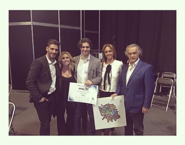 Aquí vemos a 
<b><a href="http://www.univision.com/temas/erick-elias">Erick Elías</a></b> con su hermano y su padre, ¡los tres se parecen!