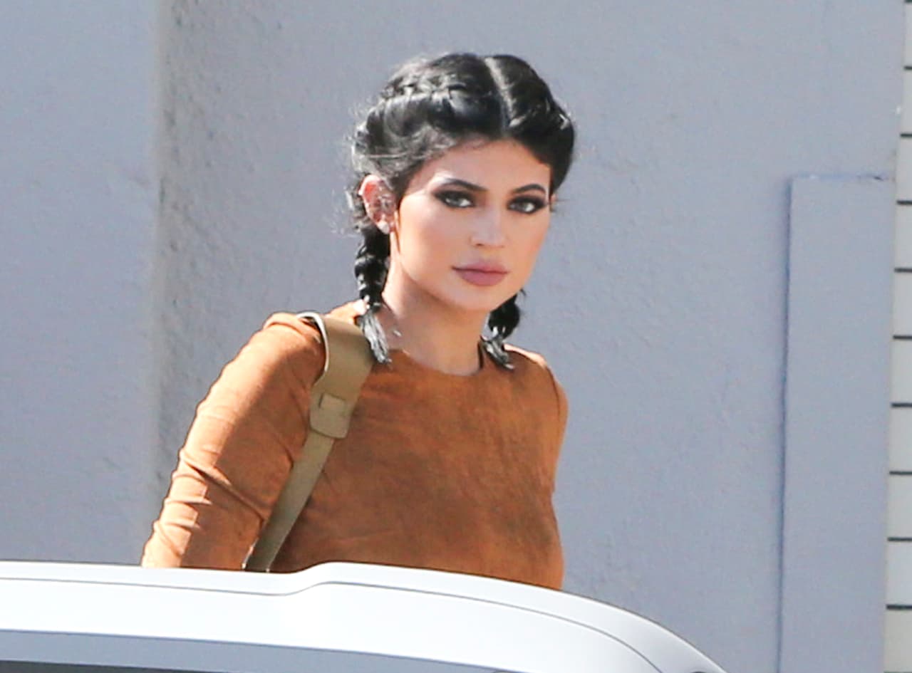 Kylie luce algo diferente en su rostro, ¿lo notas?