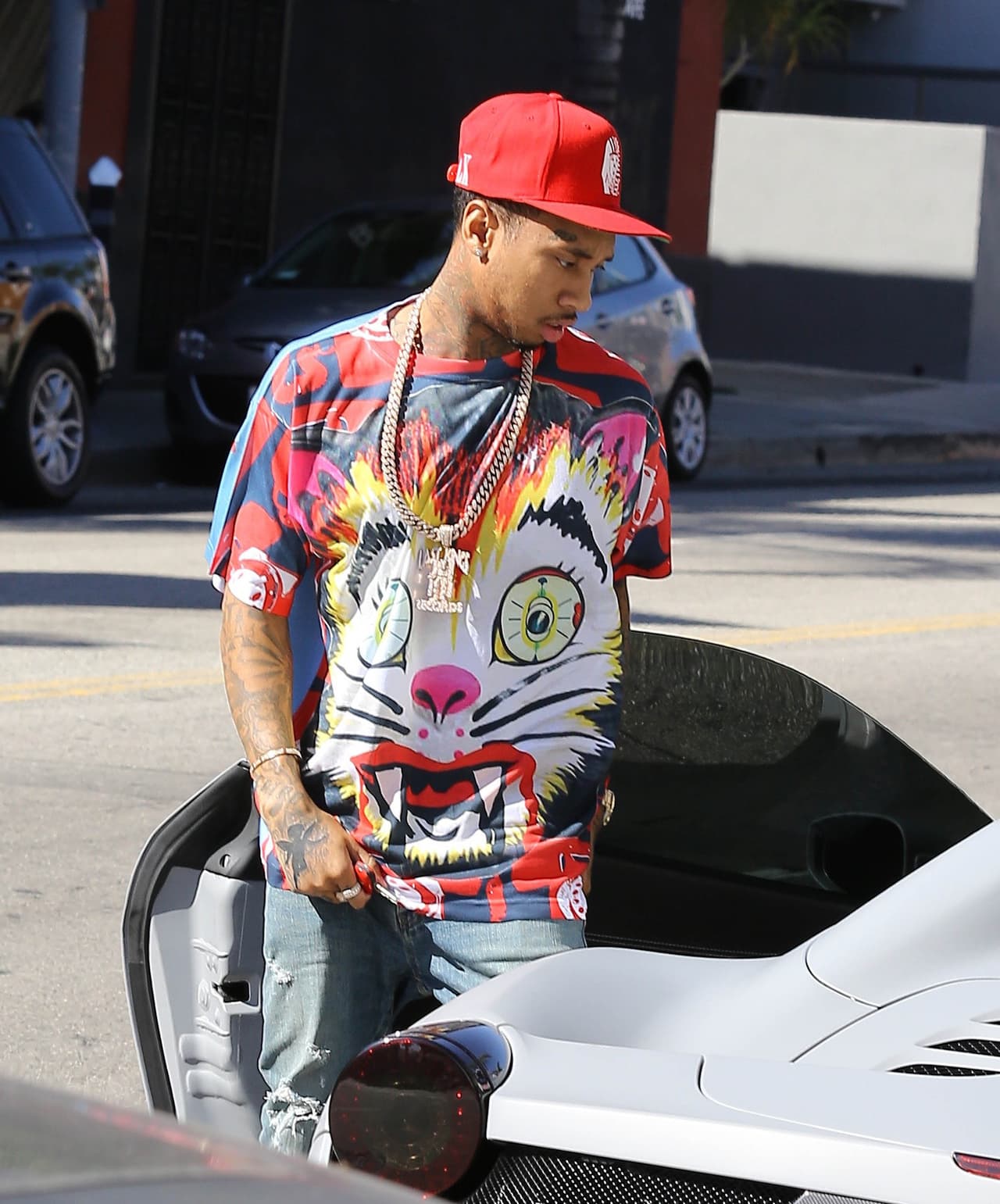 Le abrió la puerta, ¡qué lindo!