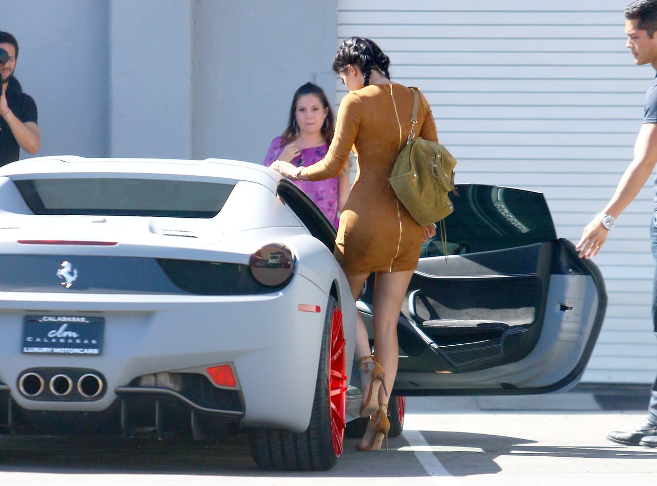 Kylie entró a su carrazo.