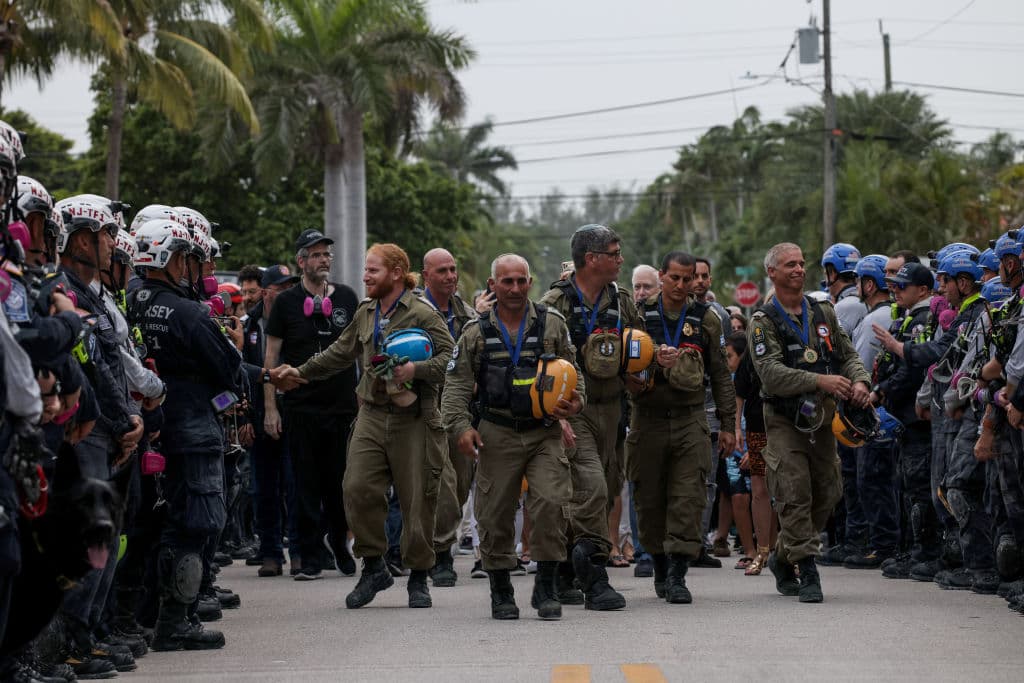 Miembros del equipo de rescatistas de Israel que participó en las operaciones de búsqueda en Surfside.
