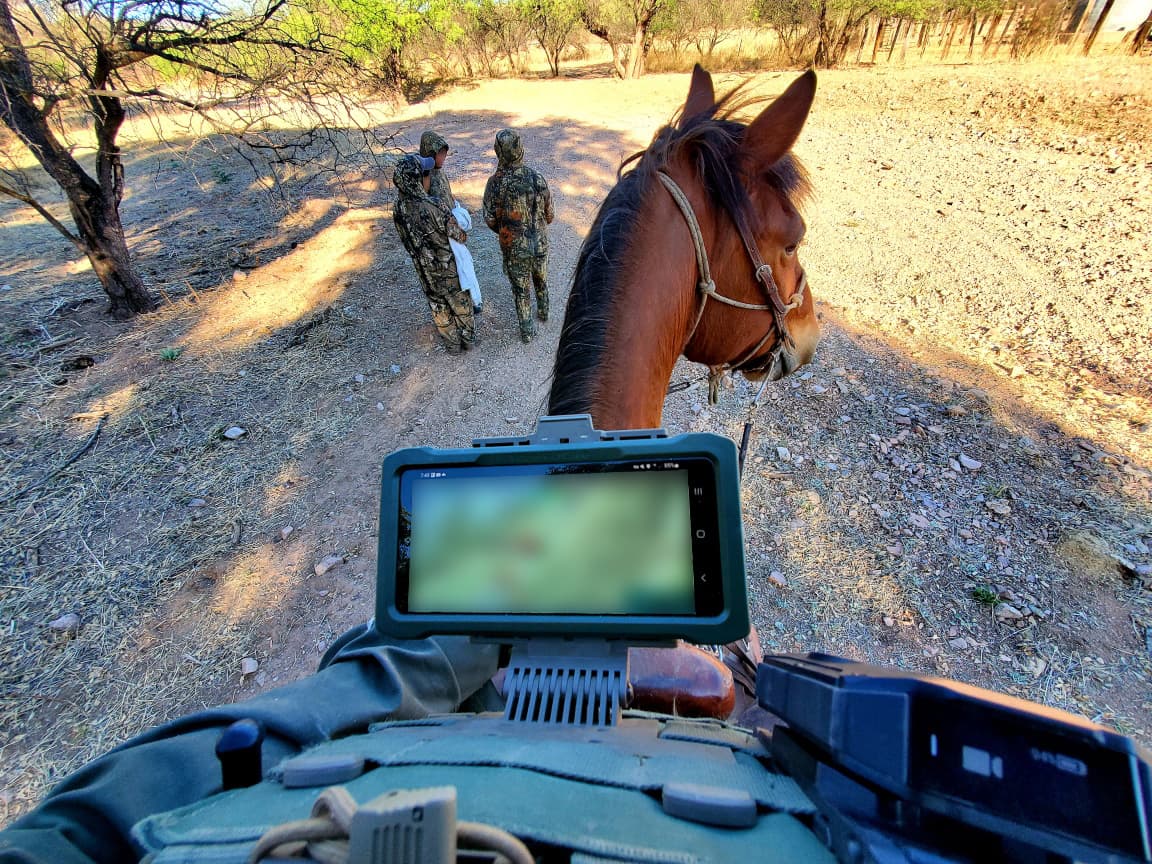A los agentes del sector Tucson se les proporciona Kits de Concientización del Equipo (TAK, por sus siglas en inglés), que eventualmente llegarán a todos los agentes en la frontera. Esta pequeña herramienta mejora drásticamente la eficiencia y reduce las actualizaciones de ubicación por radio. La agencia migratoria trabaja para mejorar la tecnología para la protección de la frontera.