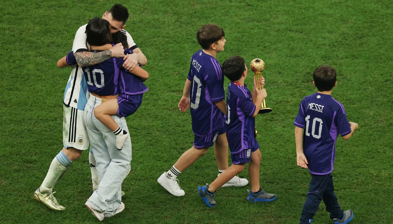 Las cámaras que lo seguían inmortalizaron emotivos momentos durante su recorrido por la cancha en la que su equipo se disputó el título contra la selección francesa.