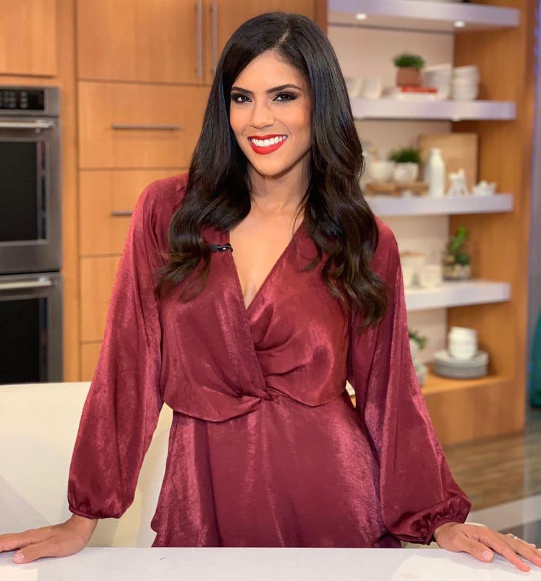 En los perfiles de Instagram de Francisca y Maity también se encuentran otros looks similares, como este vestido color vino que empata con la siguiente imagen de la periodista de raíces hondureñas.