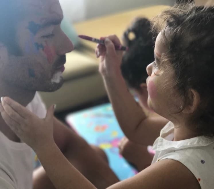 Aarón Díaz es el mejor compañero de juegos de su hija Erin.