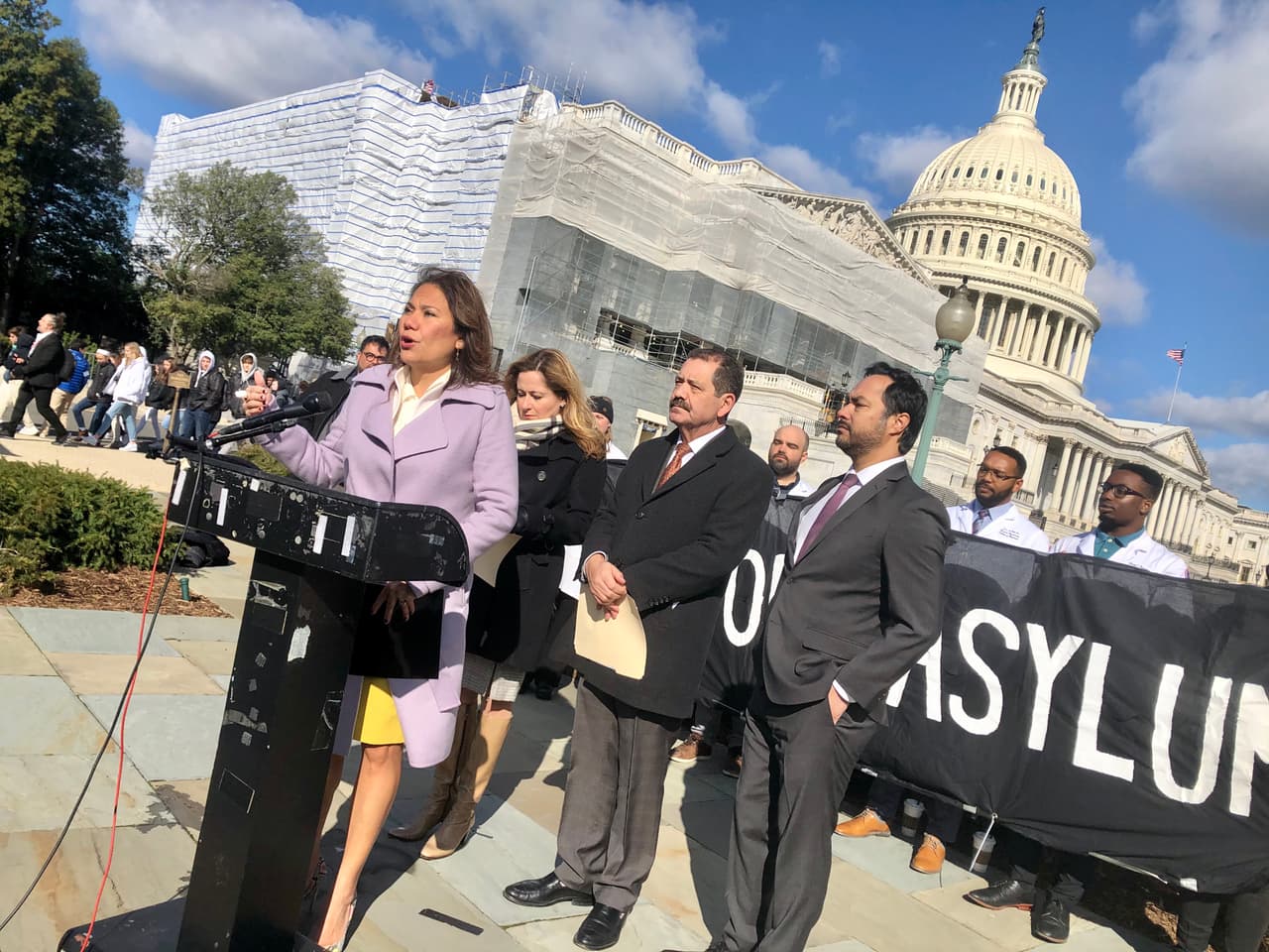 Congresista Verónica Escobar: "México es cómplice" de Trump al recibir a solicitantes de asilo en ciudades peligrosas