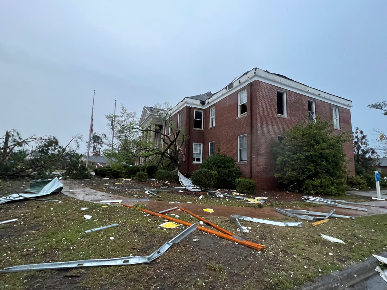 El condado Bryan, al oeste de Savannah, declaró estado de emergencia tras los daños provocados por 
<a href="https://www.univision.com/local/atlanta-wuvg/vientos-daninos-tornados-centro-norte-georgia">las tormentas</a> que azotaron la mayor parte de Georgia este martes, que trajeron vientos de más de 60 millas por hora y varios posibles tornados. 
<br>
<br>
<i>Sobre la foto: El juzgado del condado de Bryan resultó dañado el martes 5 de abril de 2022 después de que una tormenta pasara por la ciudad de Pembroke, Georgia, a 30 millas de Savannah, Georgia.</i>