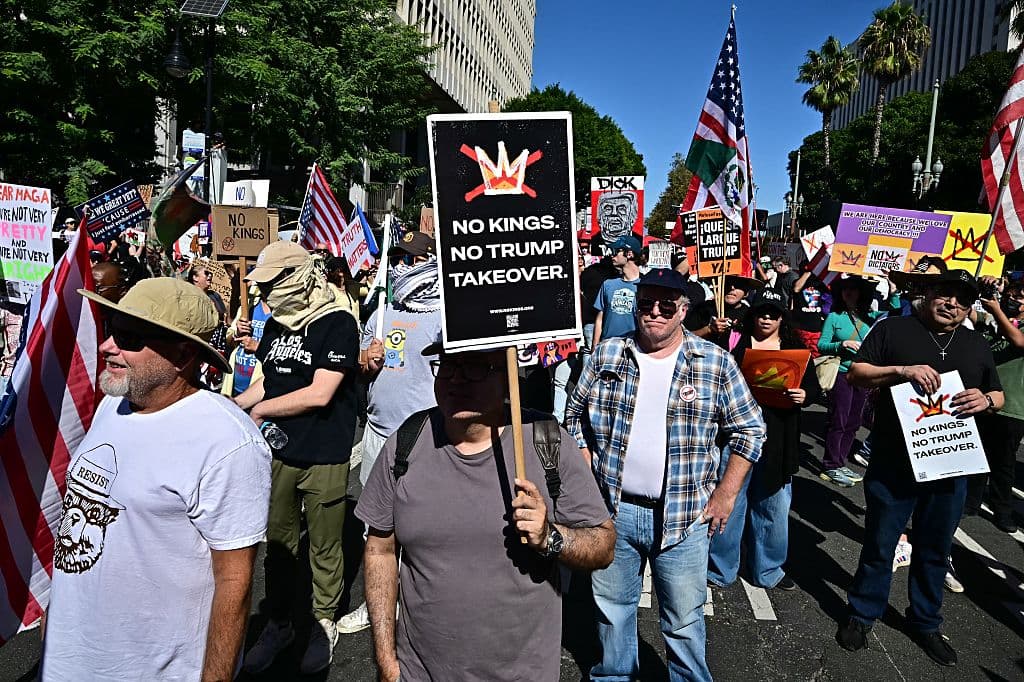 Los organizadores señalan que las acciones de la administración Trump se han intensificado desde entonces, incluyendo el despliegue de tropas de la Guardia Nacional en Washington, D.C. y campañas contra oponentes políticos.
