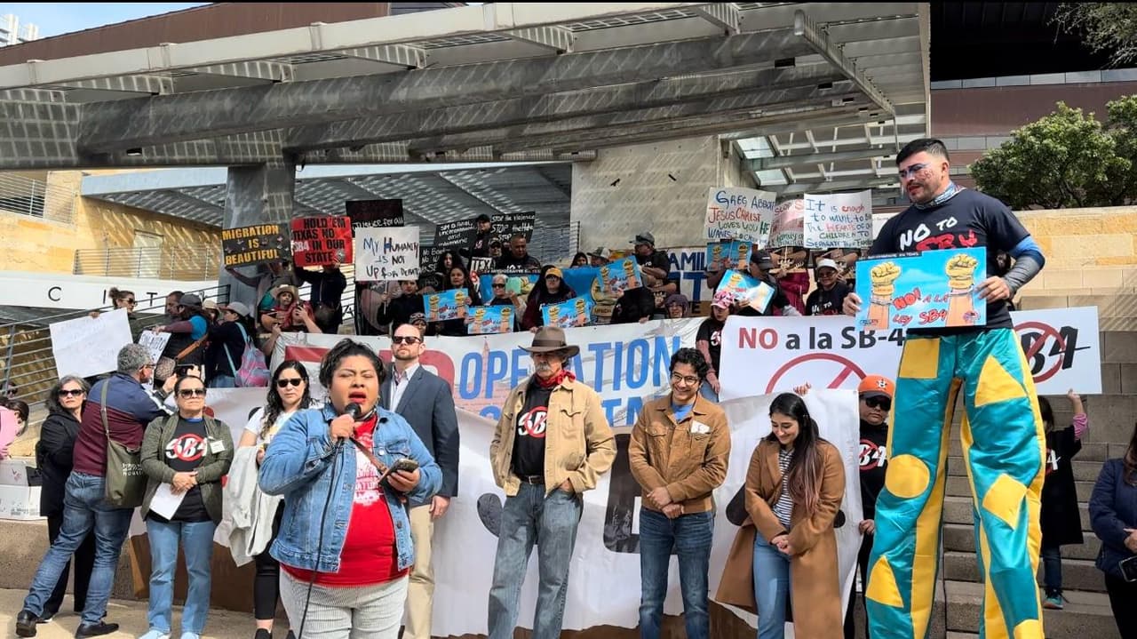 La
<b>manifestación se llamó "Resistiremos"</b> y las agrupaciones protestaron no solo contra la
<a href="https://www.univision.com/local/austin-kakw/sb-4-tribunal-de-apelaciones-greg-abbott-entra-en-vigor-austin-texas" target="_blank">Ley SB-4</a>, también contra el plan de aplicación de las leyes de inmigración del
<a href="https://www.univision.com/local/dallas-kuvn/que-sigue-para-los-inmigrantes-indocumentados-tras-el-bloqueo-a-la-ley-sb4-video" target="_blank">gobernador Greg Abbott</a>, así como la polémica Operación Lone Star.