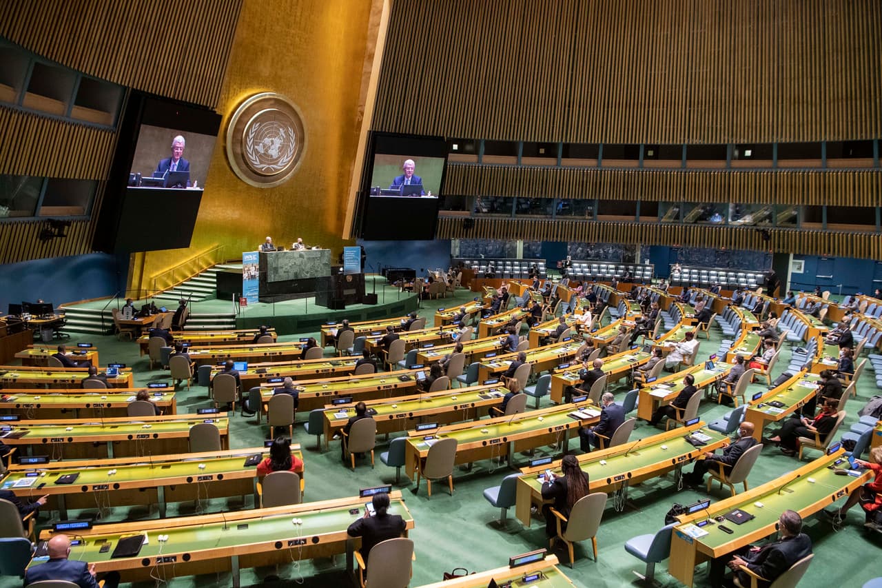 Salón de la Asamblea General casi vacío durante la transmisión de mensajes presidenciales grabados con motivo de los 75 años de vida de la Organización de las Naciones Unidas (ONU).