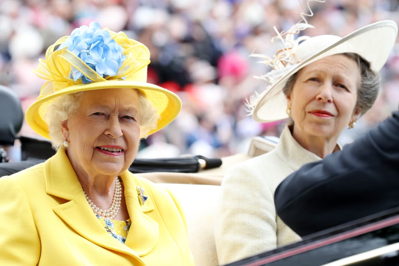Uno de los relatos más curioses del libro, lo tiene princesa Ana (en la foto), segunda hija de la reina Isabel, quien detalló al autor que su madre tiene posee una mano mecánica que utiliza para saludar cuando va en coche.