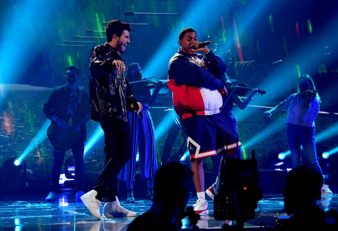 En mancuerna con Myke Towers, Sebastián, nominado en las categorías La Mezcla Perfecta y La Más Pegajosa, alistaron una gran sorpresa.