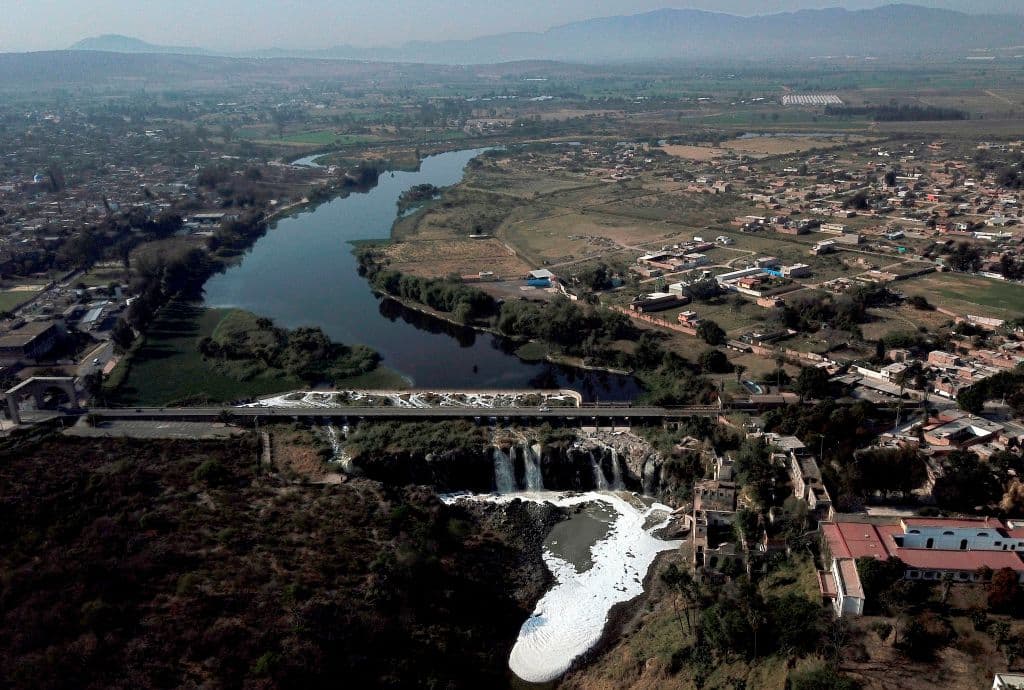 Un estudio realizado en 2010 por la Universidad Autónoma de San Luis Potosí -financiado por el Gobierno de Jalisco pero ocultado durante una década- detectó en el agua metales pesados como plomo, arsénico, benceno o cadmio, así como mercurio en la sangre en hasta 98 % de los niños de seis poblados cercanos.
<br>